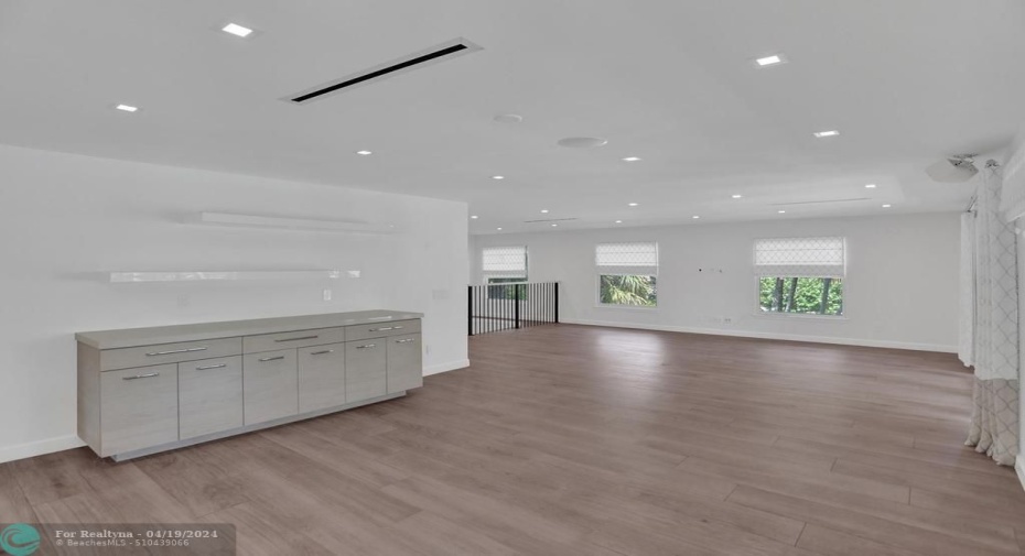 BAR/DINING ROOM