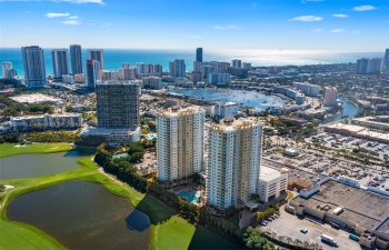 Wow! Best location Hallandale Beach. Walk to everything!