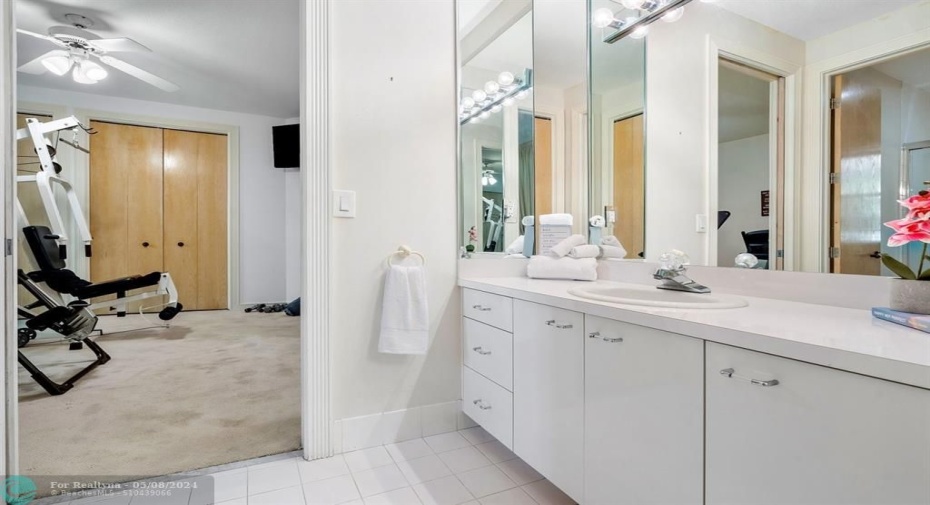ALL 5 bathrooms has showers and or tubs.