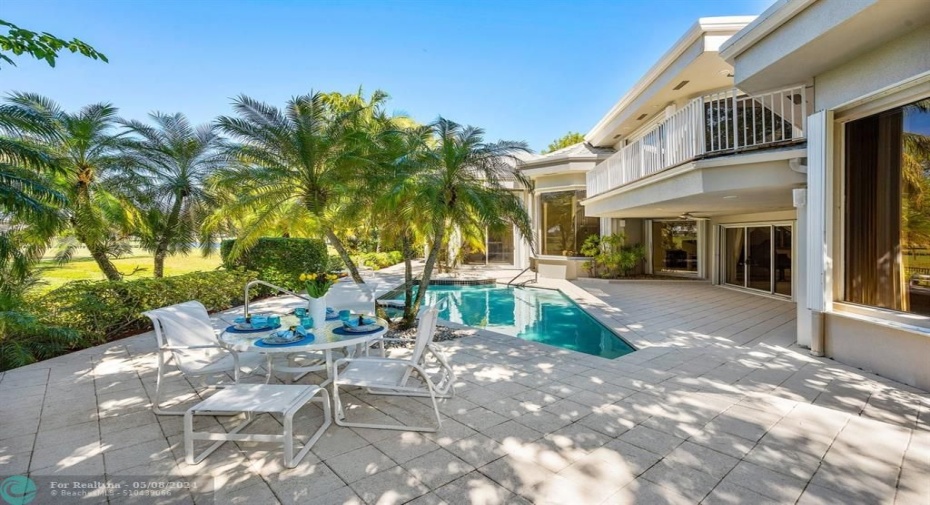 This patio could house wonderful parties, or private romantic evenings!