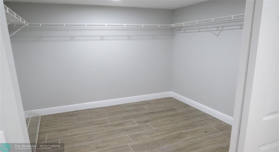 WALK IN CLOSET