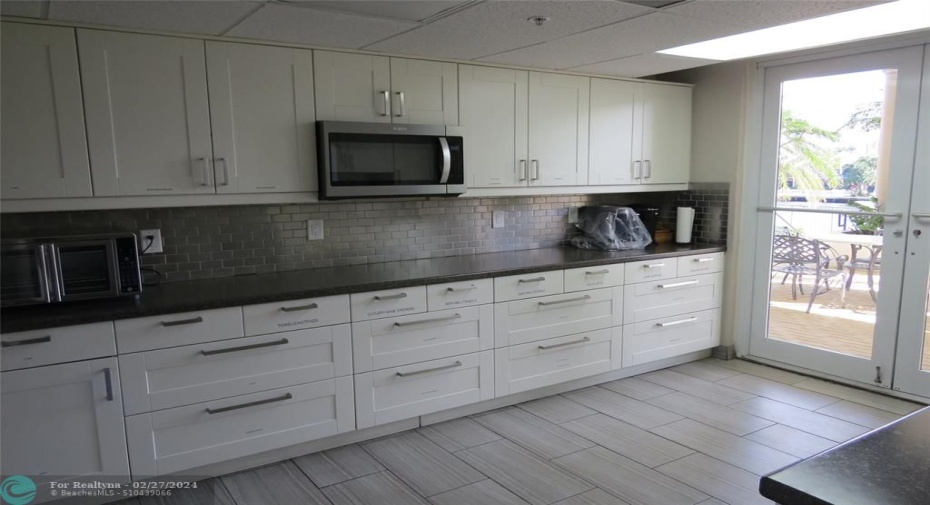 COMMUNIAL KITCHEN