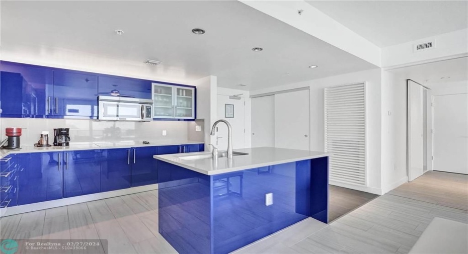 spacious Kitchen with top appliances