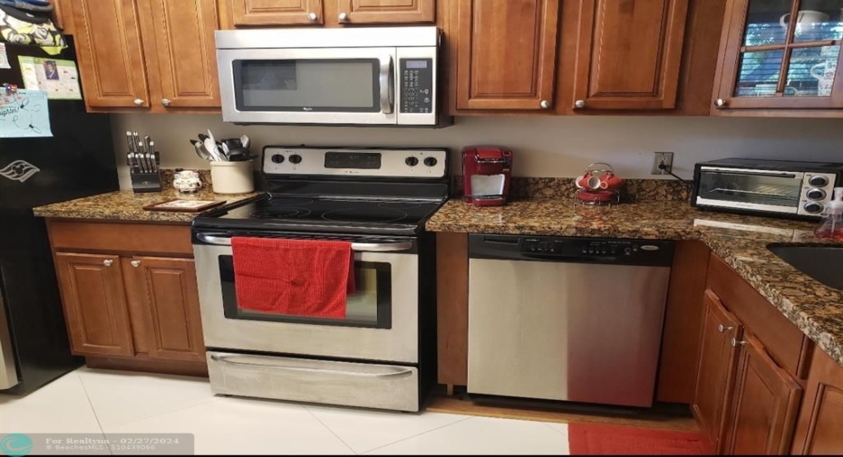 Upgraded kitchen with granite, glass cabinet doors & SS Appliances