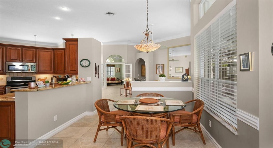 DINETTE AREA OFF THE KITCHEN
