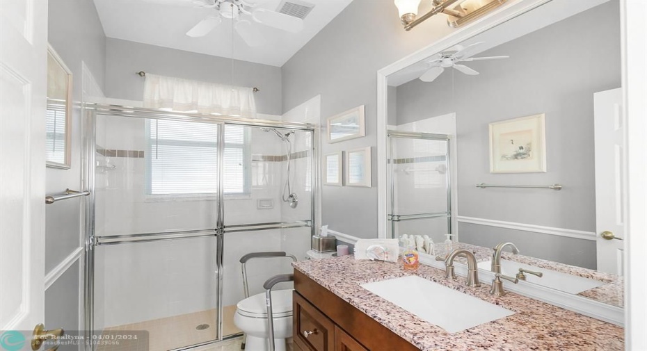 GUEST BATHROOM BETWEEN 2 OF THE GUEST BEDROOMS