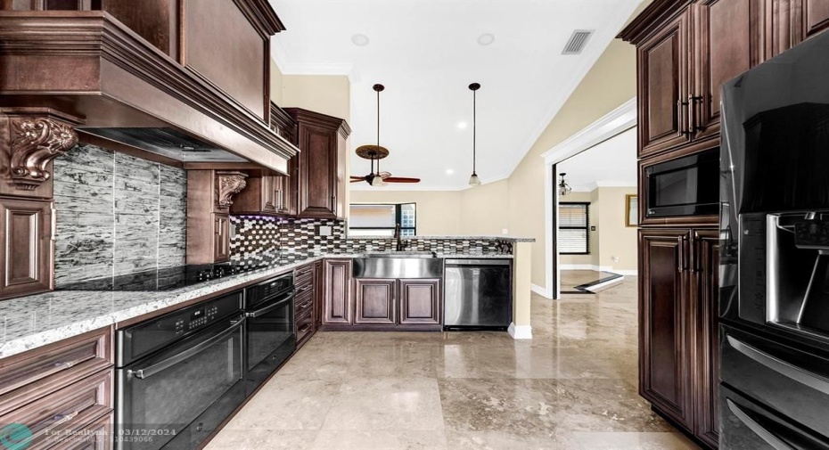 Custom Chef's kitchen for your cooking enjoyment !