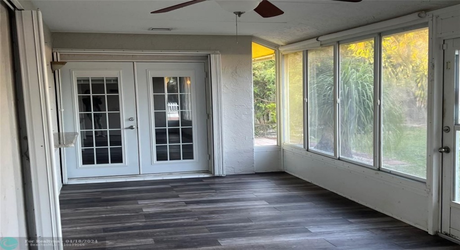 SPACIOUS FLORIDA ROOM