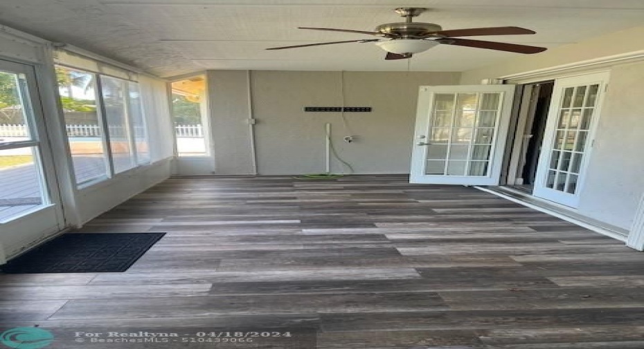 SPACIOUS FLORIDA ROOM