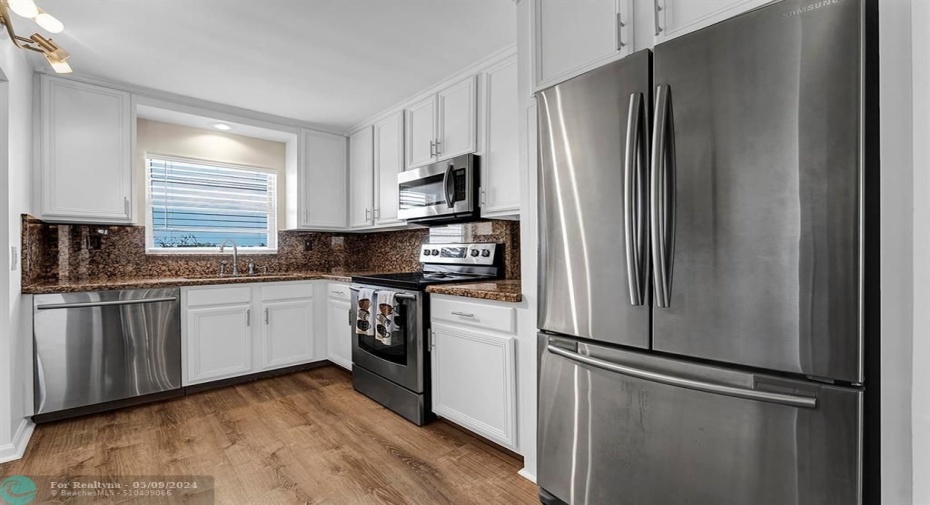 Remodeled w/ white 42in cabinets