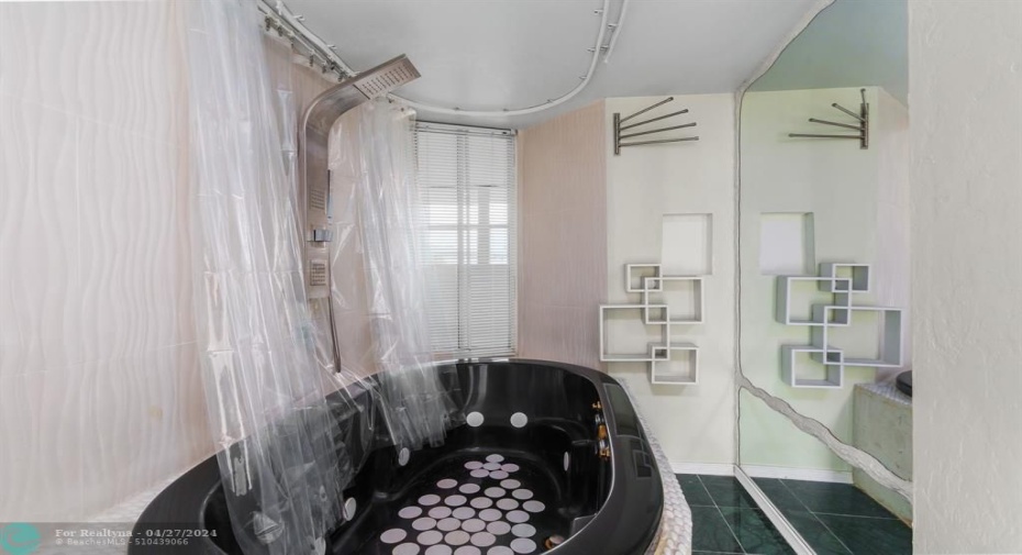 Beautiful 2-Person Tub perfect for relaxation