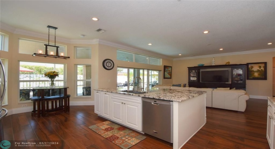 EAT-IN KITCHEN