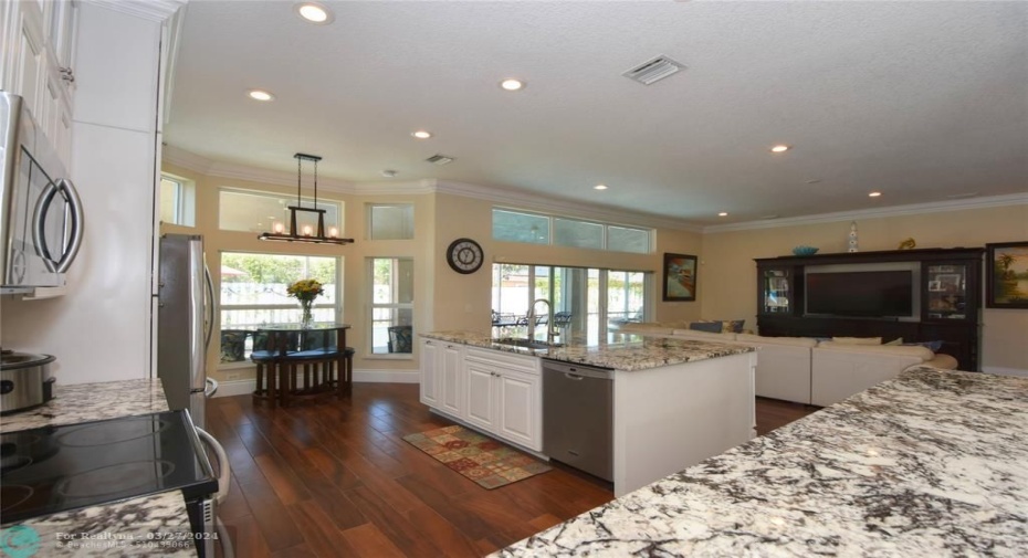 EAT-IN KITCHEN
