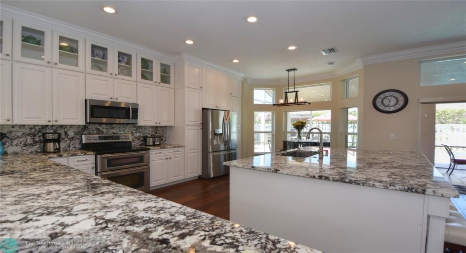 EAT-IN KITCHEN