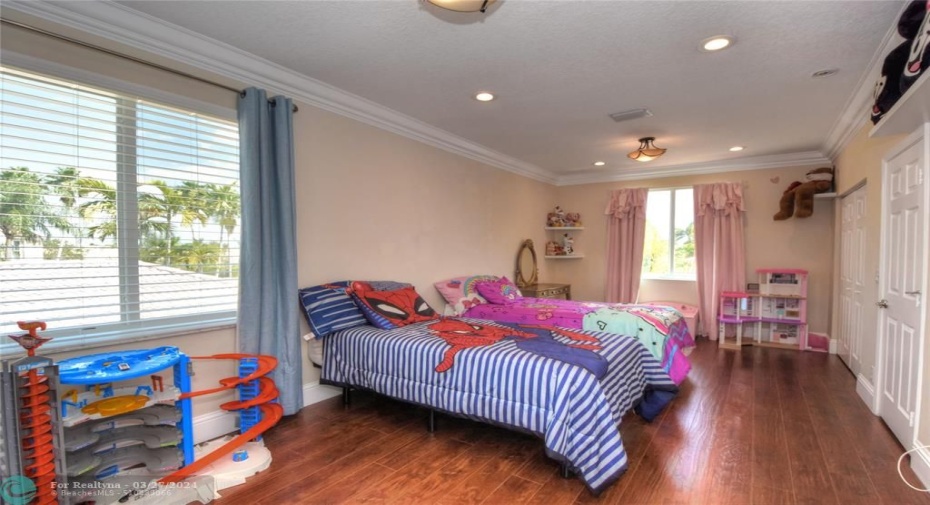 OVER-SIZED BEDROOMS JACK & JILL 2ND FLOOR
