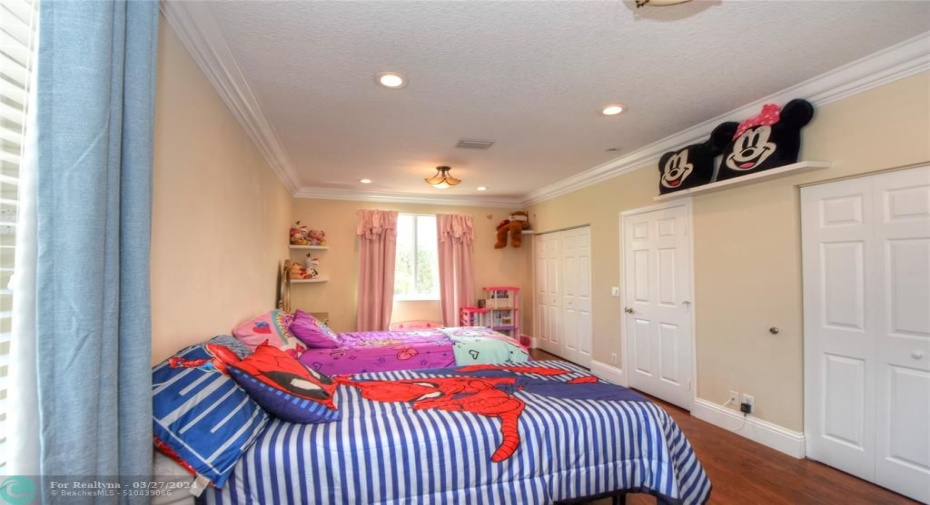 OVER-SIZED BEDROOMS JACK & JILL 2ND FLOOR