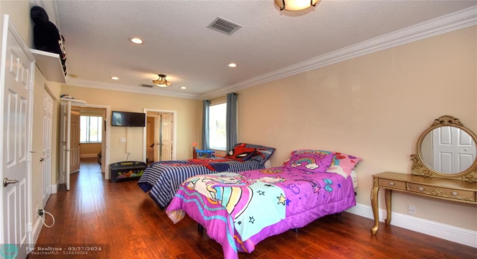 OVER-SIZED BEDROOMS JACK & JILL 2ND FLOOR