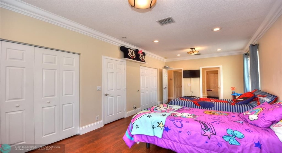 OVER-SIZED BEDROOMS JACK & JILL 2ND FLOOR