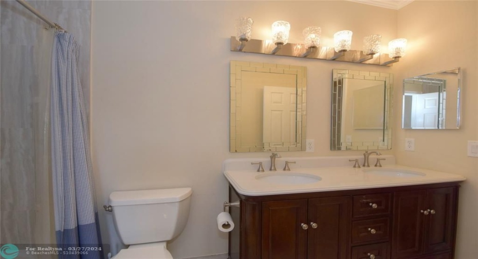 MINI MASTER 2ND FLOOR BATH