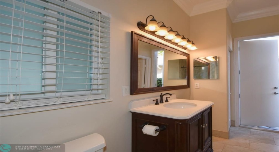 MINI MASTER 1ST FLOOR BATH