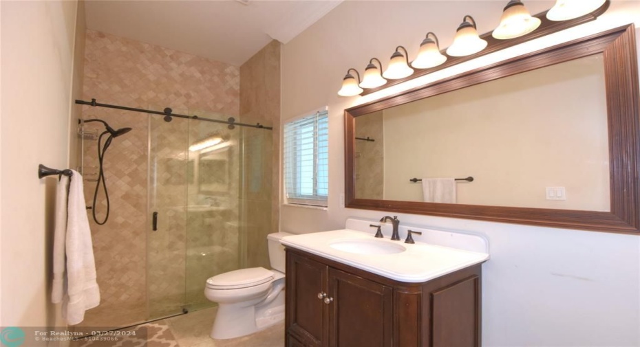 MINI MASTER 1ST FLOOR BATH