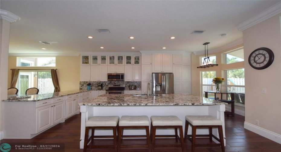 OVER-SIZED FAMILY ROOM & EAT-IN KITCHEN