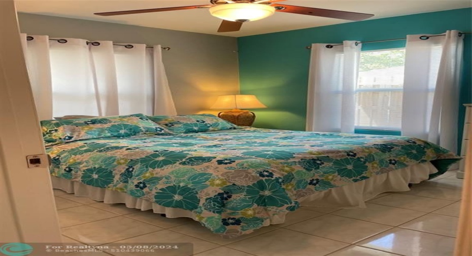 QUEEN SIZE BEDROOM