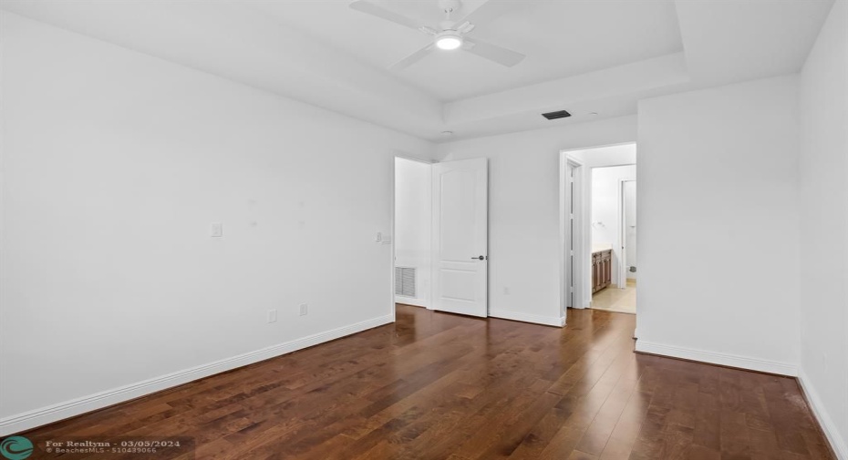 Master Bedroom - 9ft plus ceilings