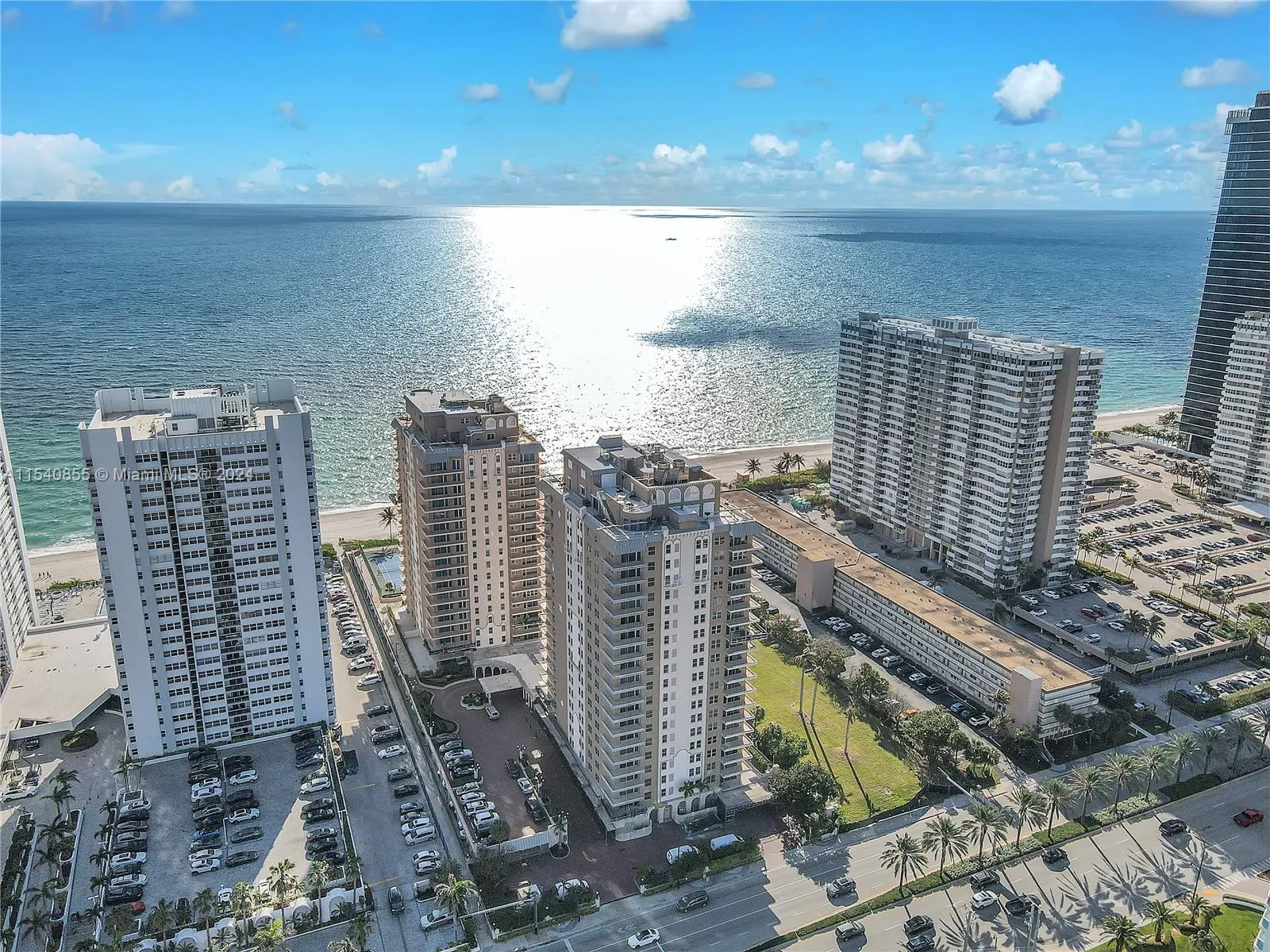 Beachfront w/ Private Beach Access, Private Pool & Tennis!