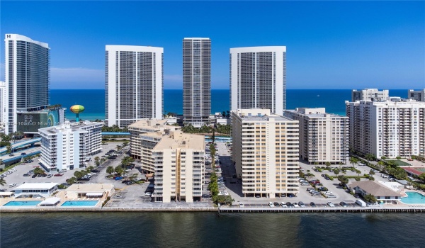 Plaza Towers Complex