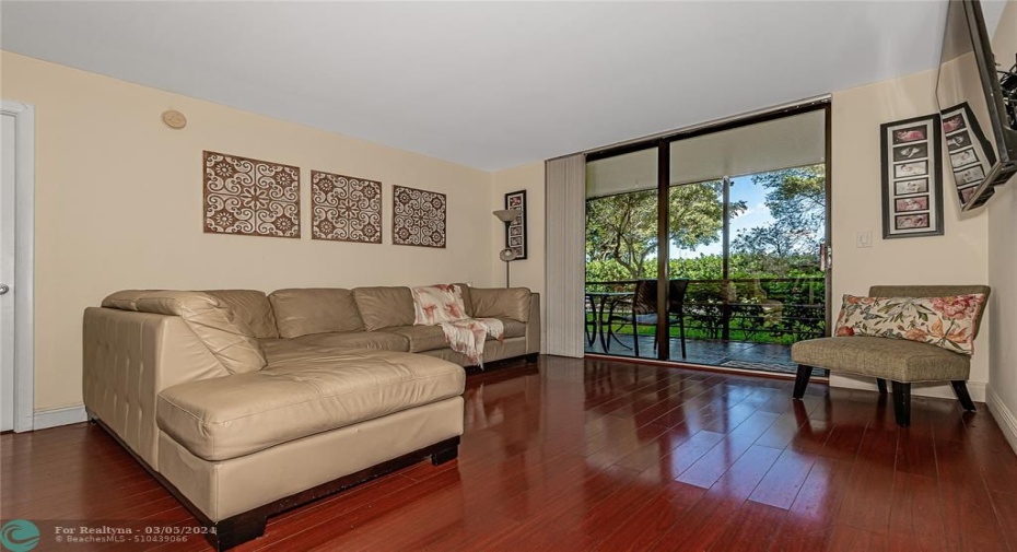BEAUTIFUL FLOORS LIVING ROOM SPACIOUS