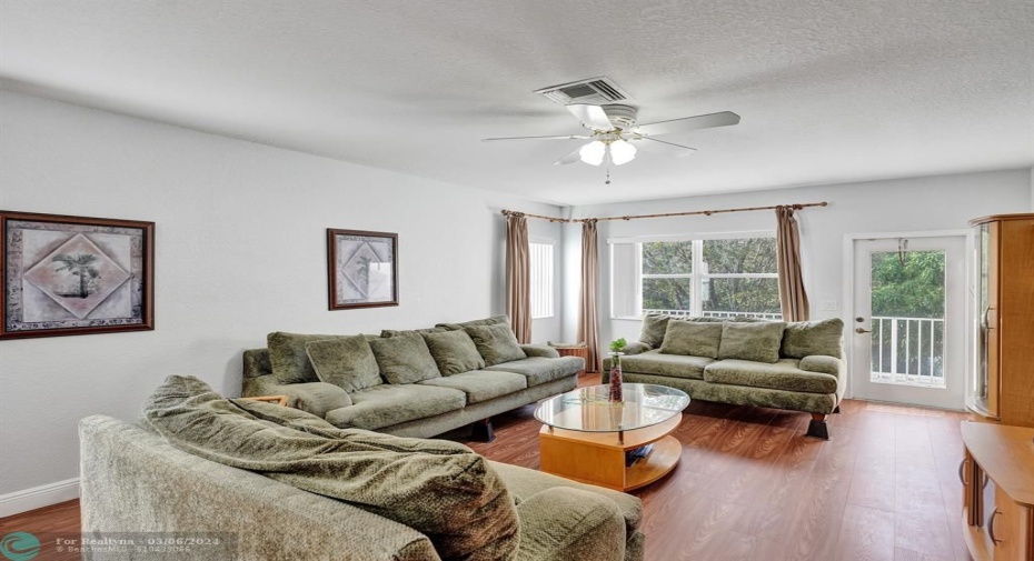 bonus room upstairs (family room/play room/convert to 5th bedroom)