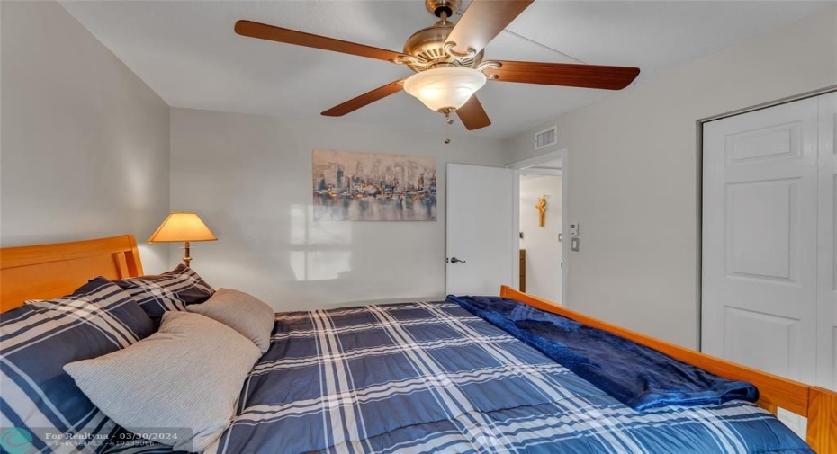 2nd bedroom with ceiling fan