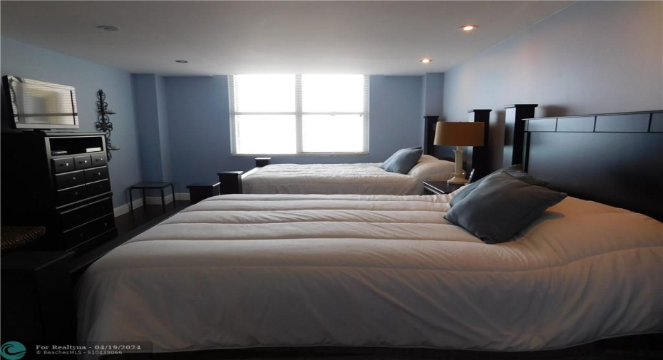 2ND BEDROOM WITH 2 QUEEN SIZE BEDS
