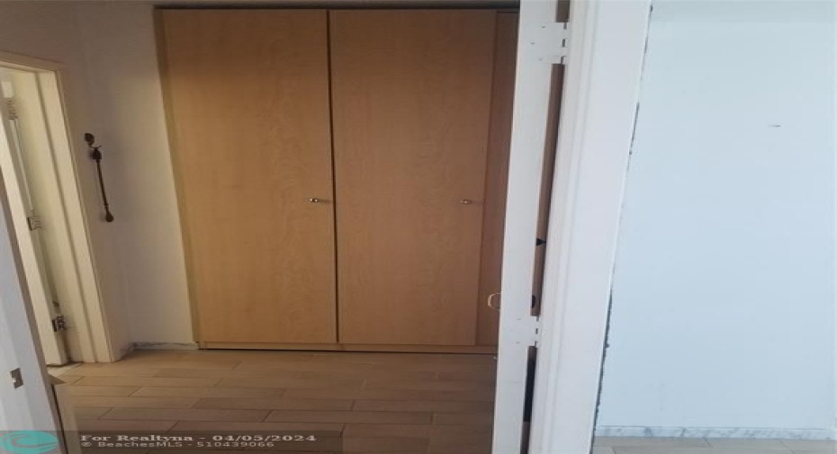 WALK IN CLOSET