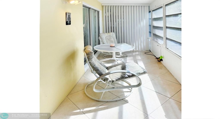 Bright Enclosed Patio w/Jalousie Windows.