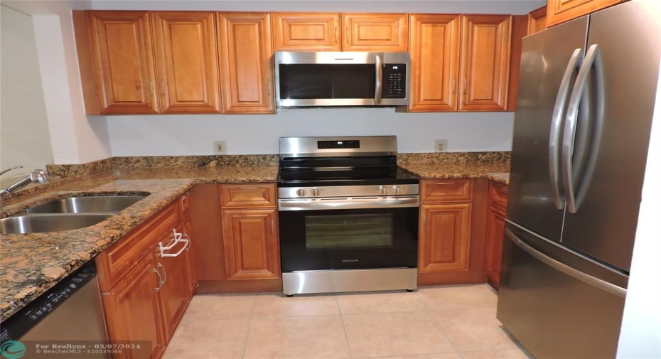 KITCHEN - NEW STAINLESS STEEL APPLIANCES