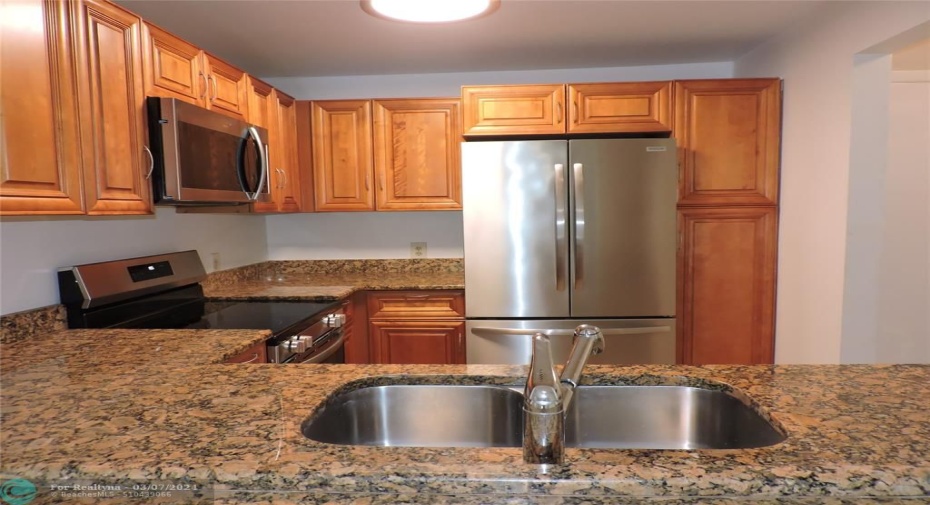KITCHEN - GRANITE COUNTER TOPS