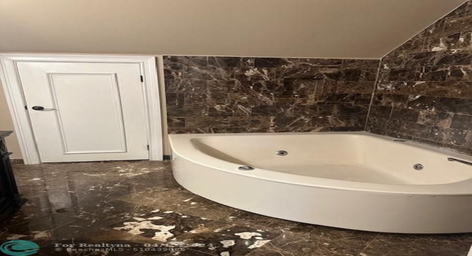 Jacuzzi oversized tub as is