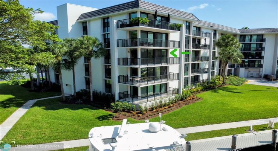 River Reach, is a twenty-two acre, private, gated island community located directly on the New River in the city!