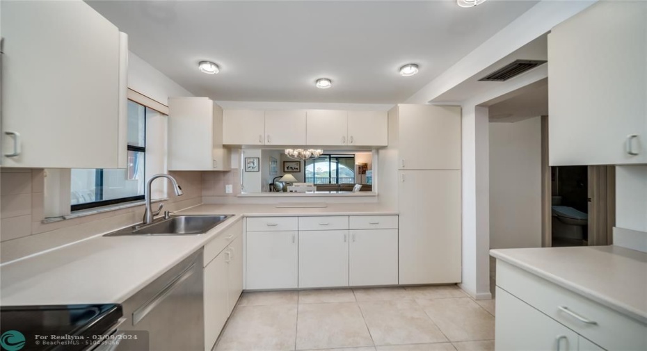 KITCHEN WITH PASS-THROUGH