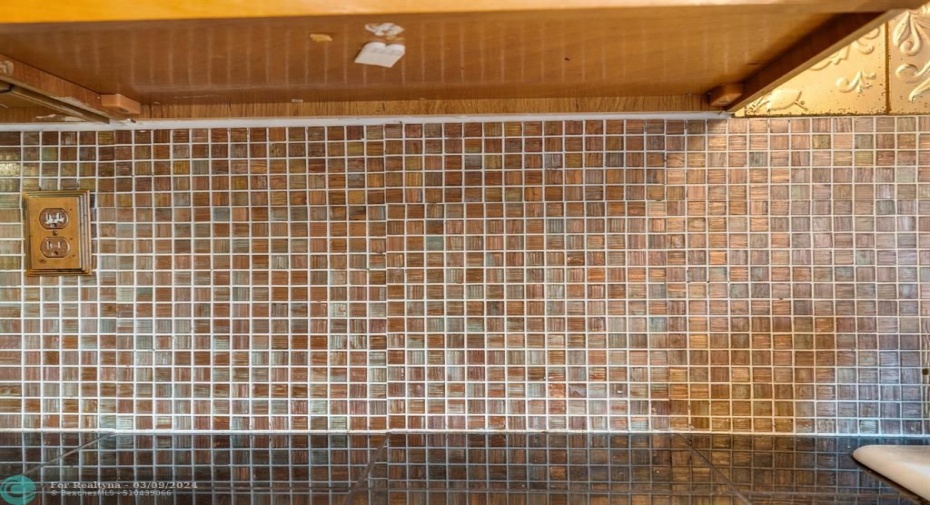 TILE BACKSPLASH IN KITCHEN
