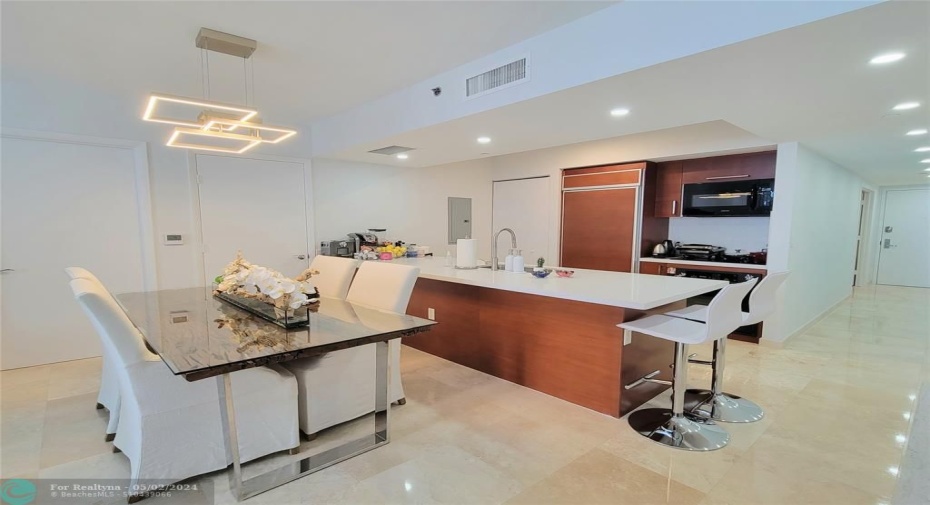 Dining & Kitchen