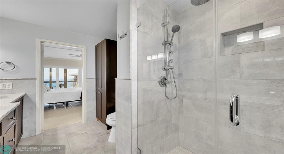 Primary bedroom's en-suite bathroom