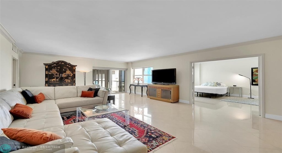 Cheerful, sunny and spacious living room