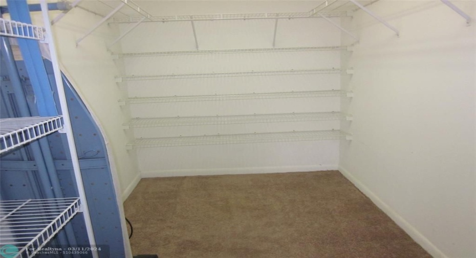 WALK IN CLOSET