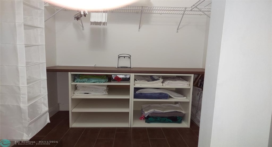 MASTER WALK-IN CLOSET
