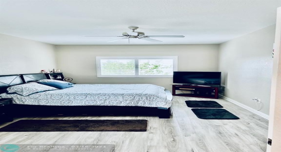 Large main bedroom with en-suite bathroom