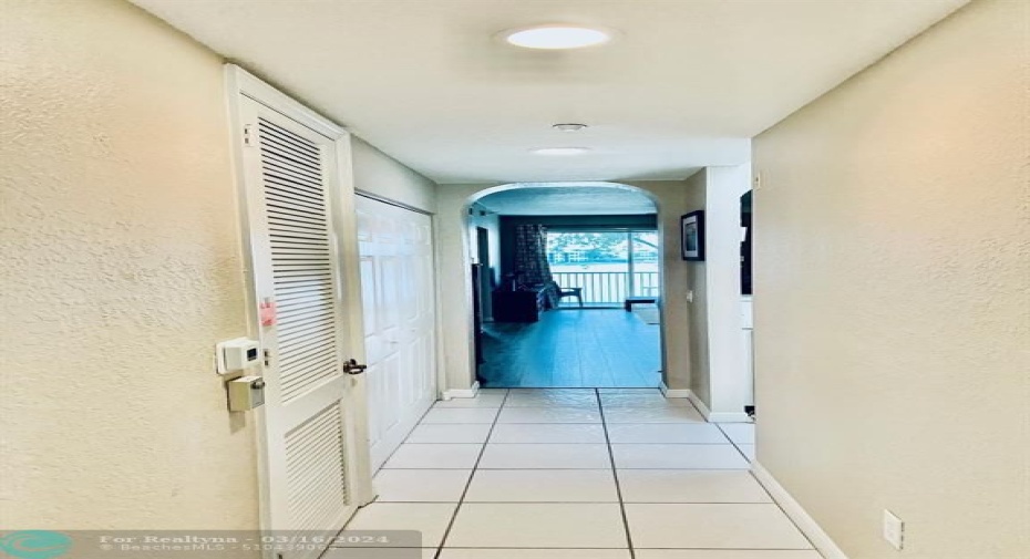'Foyer into unit
