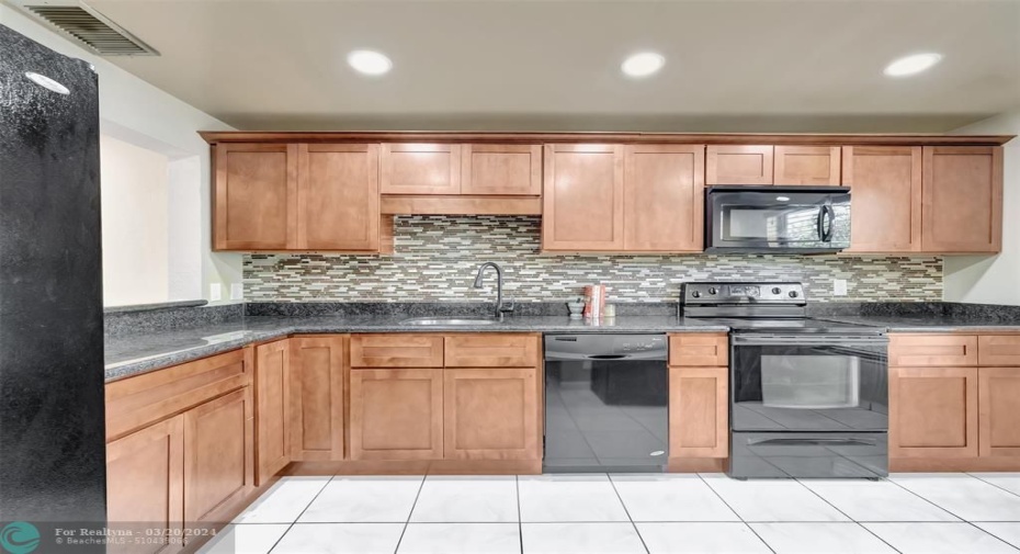 Gorgeous updated kitchen,newer applncs, new highhats
